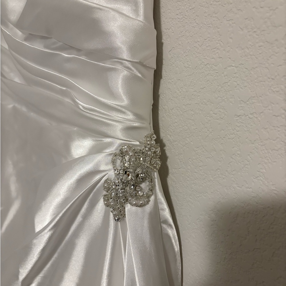 David’s Bridal Stunning White Satin Wedding Dress - Picture 3 of 6